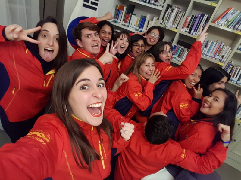 Miembros de Hallyu Chingu en una reunión en el Centro Cultural Coreano de Buenos Aires.